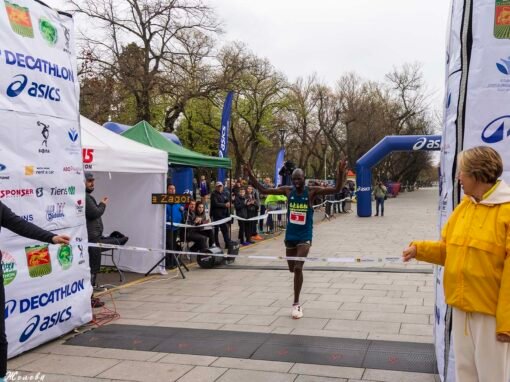 БЕГАЧИ ОТ КЕНИЯ ПОБЕДИХА ПРИ ЖЕНИТЕ И МЪЖЕТЕ В ЮБИЛЕЙНИЯ ДЕСЕТИ МАРАТОН В СТАРА ЗАГОРА