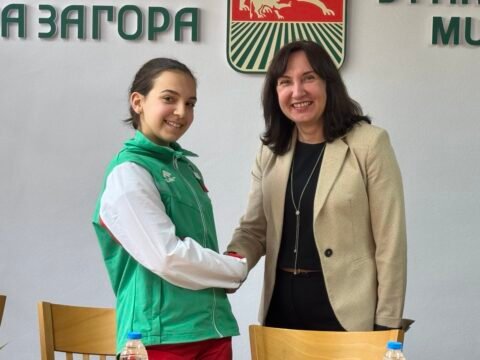 ЗАМ.-КМЕТЪТ НАДЕЖДА ЧАКЪРОВА ПОЗДРАВИ ПЛУВКИНЯТА КАЛИНА СТОЯНОВА ЗА УСПЕШНОТО Й УЧАСТИЕ В СВЕТОВНИТЕ СЕРИИ ПО ПАРАПЛУВАНЕ В БАРСЕЛОНА