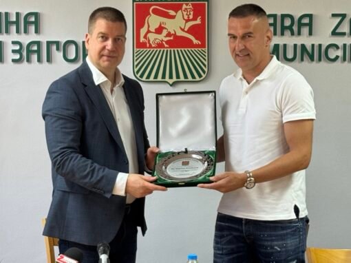 КМЕТЪТ ЖИВКО ТОДОРОВ УДОСТОИ ФУТБОЛНАТА ЛЕГЕНДА МАРТИН КАМБУРОВ С ПОЧЕТЕН ЗНАК НА ОБЩИНА СТАРА ЗАГОРА