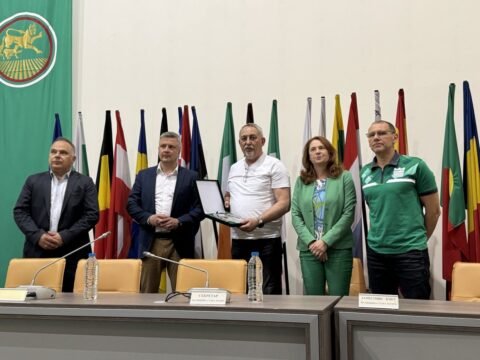 ЗАМ.-КМЕТЪТ РАДОСТИН ТАНЕВ УДОСТОИ ВОЛЕЙБОЛЕН КЛУБ „БЕРОЕ 2016“ С ПЛАКЕТ ЗА УСПЕХИТЕ МУ В EFBET СУПЕР ВОЛЕЙ