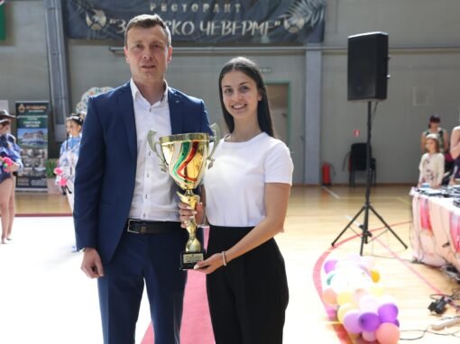 ЗАМ.-КМЕТЪТ СВЕТОСЛАВ КОЛЕВ ВРЪЧИ „КУПАТА НА КМЕТА“ НА КЛУБ „ГРАЦИЯ“ НА МЕЖДУНАРОДНИЯ ТУРНИР „ФЕЯ ПОД ЛИПИТЕ“