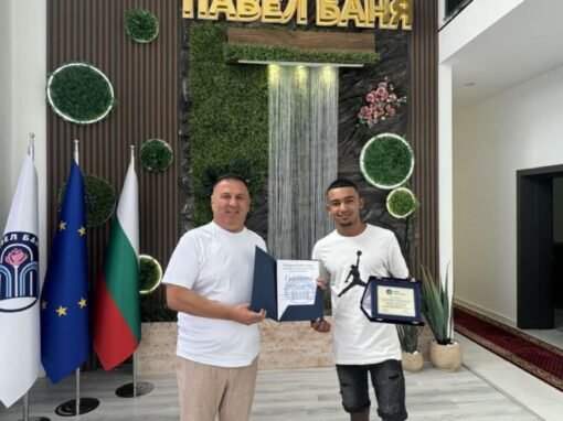 КМЕТЪТ ИСА БЕСООЛУ СЪС СПЕЦИАЛЕН ПЛАКЕТ ЗА БРОНЗОВИЯ МЕДАЛИСТ ОТ СВЕТОВНИЯ ШАМПИОНАТ ПО ММА АПОСТОЛ АПОСТОЛОВ 