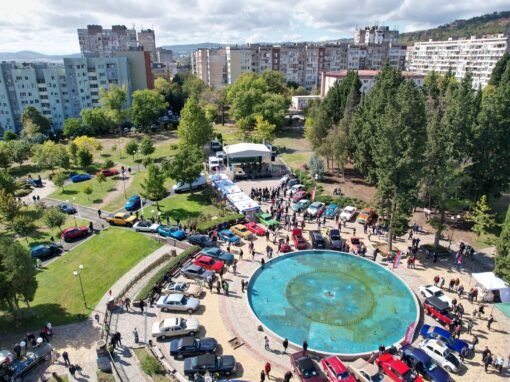 РЕТРО АВТОМОБИЛИТЕ ИМАТ СОБСТВЕН МИРИС, ХАРАКТЕР И ДУША