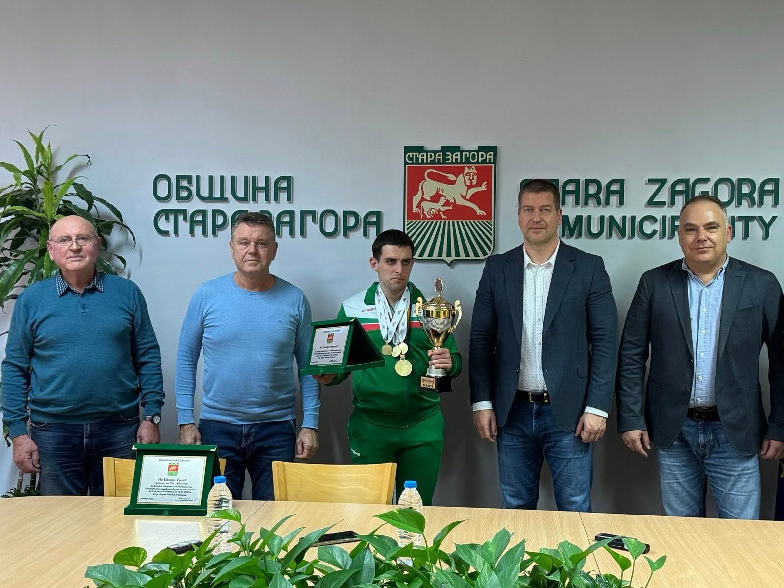 Кметът Живко Тодоров удостои с плакети световния шампион по силов трибой Стоян Георгиев и неговия треньор Евгени Танев
