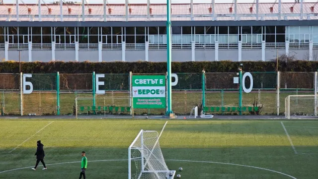 АКАДЕМИЯТА НА БЕРОЕ СЕ ИЗВИНЯВА ЗАРАДИ ДЕЦАТА, КОИТО СЕ СНИМАХА С ФУТБОЛИСТИ НА ЛЕВСКИ ПРЕД КЛУБНИЯ ИМ АВТОБУС