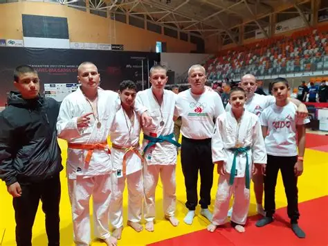 ДЖУДИСТИТЕ СИ ПОДАРИХА ЗЛАТЕН МЕДАЛ ЗА КРАЙ НА ГОДИНАТА