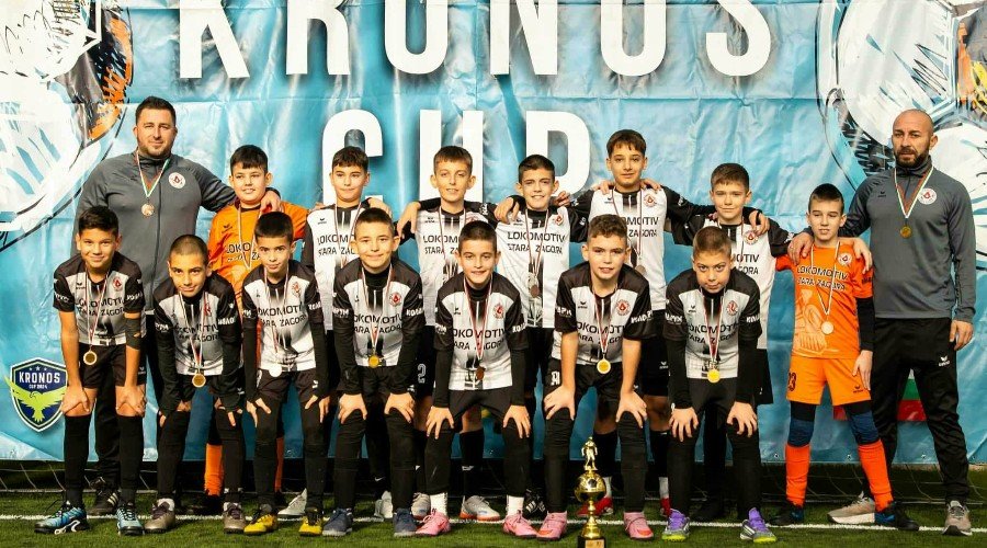 Отборът на Локомотив Стара Загора завърши на трета позиция при набор 2014г. на зимното издание на международния турнир "Кронос Къп" 2025, който се проведе в Пловдив Отборът на Локомотив Стара Загора завърши на трета позиция при набор 2014г. на зимното издание на международния турнир "Кронос Къп" 2025, който се проведе в Пловдив