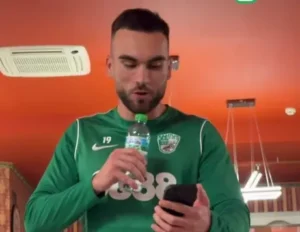 Емир Кухиня демонстрира своите певчески умения пред съотборниците си