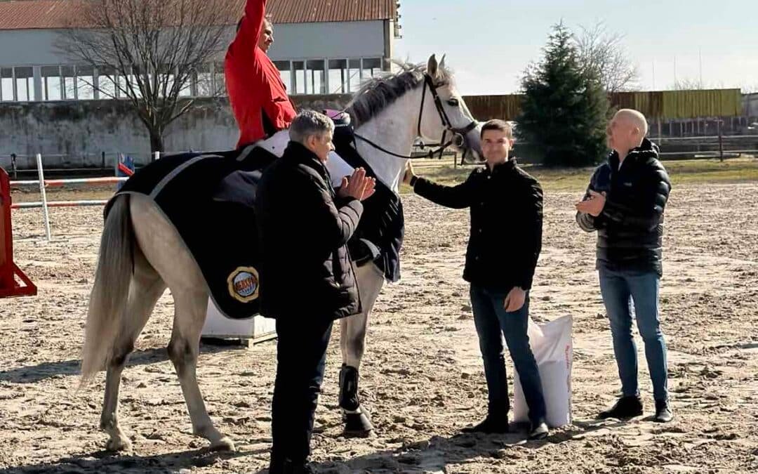 СЕКРЕТАРЯТ НА ОБЩИНА СТАРА ЗАГОРА НИКОЛАЙ ДИКОВ ВРЪЧИ КУПАТА НА КМЕТА НАКОННИТЕ СЪСТЕЗАНИЯ ПО ПОВОД ТОДОРОВДЕН
