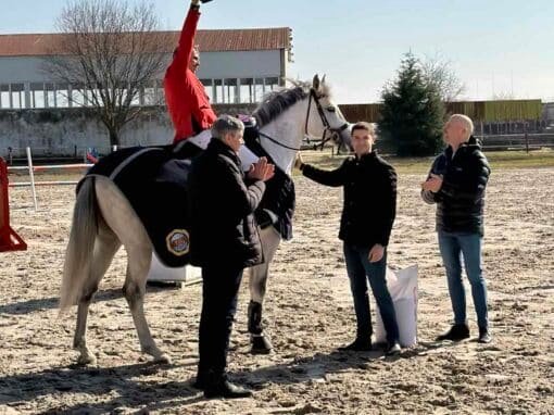 СЕКРЕТАРЯТ НА ОБЩИНА СТАРА ЗАГОРА НИКОЛАЙ ДИКОВ ВРЪЧИ КУПАТА НА КМЕТА НАКОННИТЕ СЪСТЕЗАНИЯ ПО ПОВОД ТОДОРОВДЕН