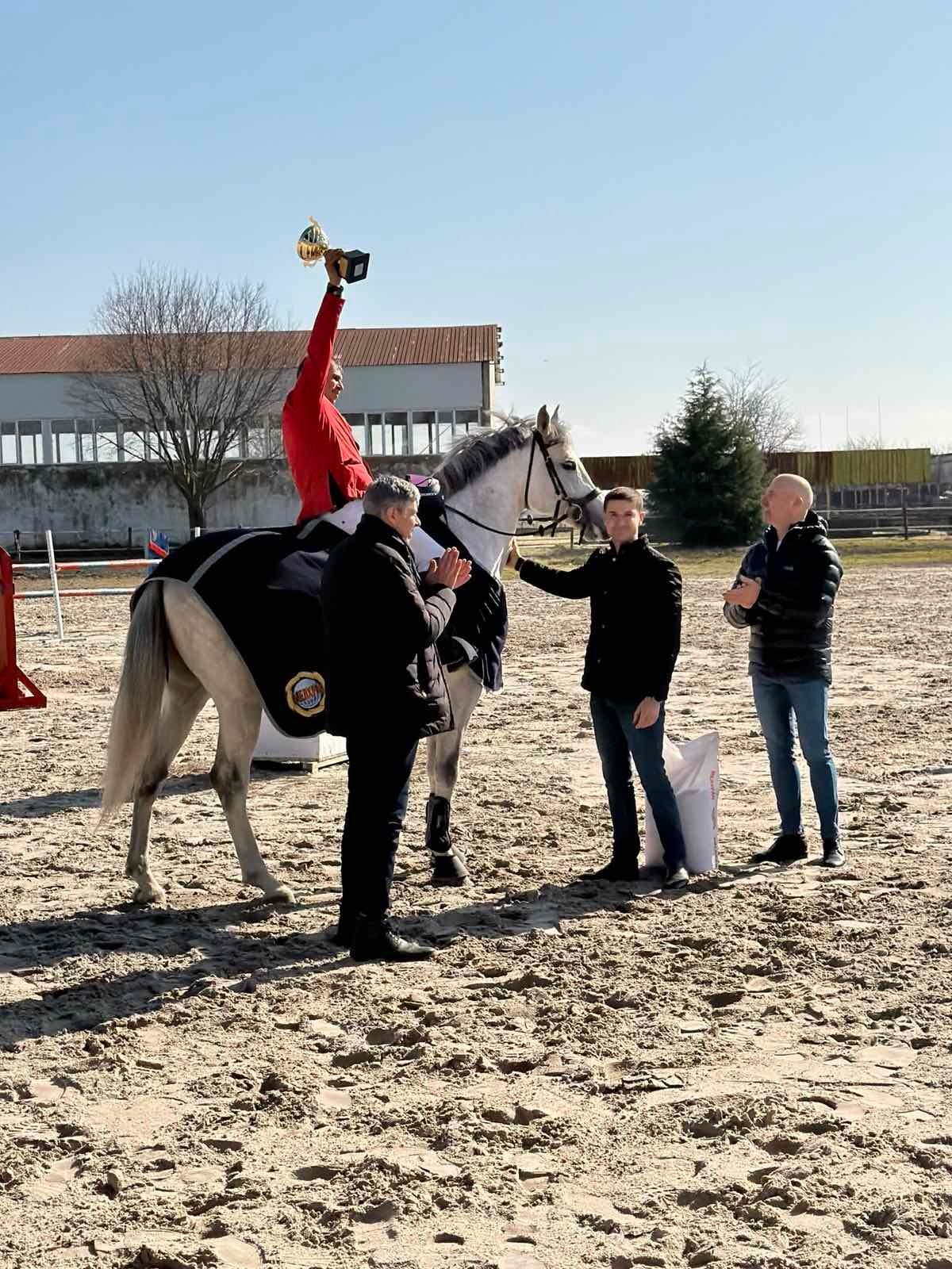 Секретарят на Община Стара Загора Николай Диков връчи Купата на кмета на конните състезания по повод Тодоровден Секретарят на Община Стара Загора Николай Диков връчи Купата на кмета на конните състезания по повод Тодоровден