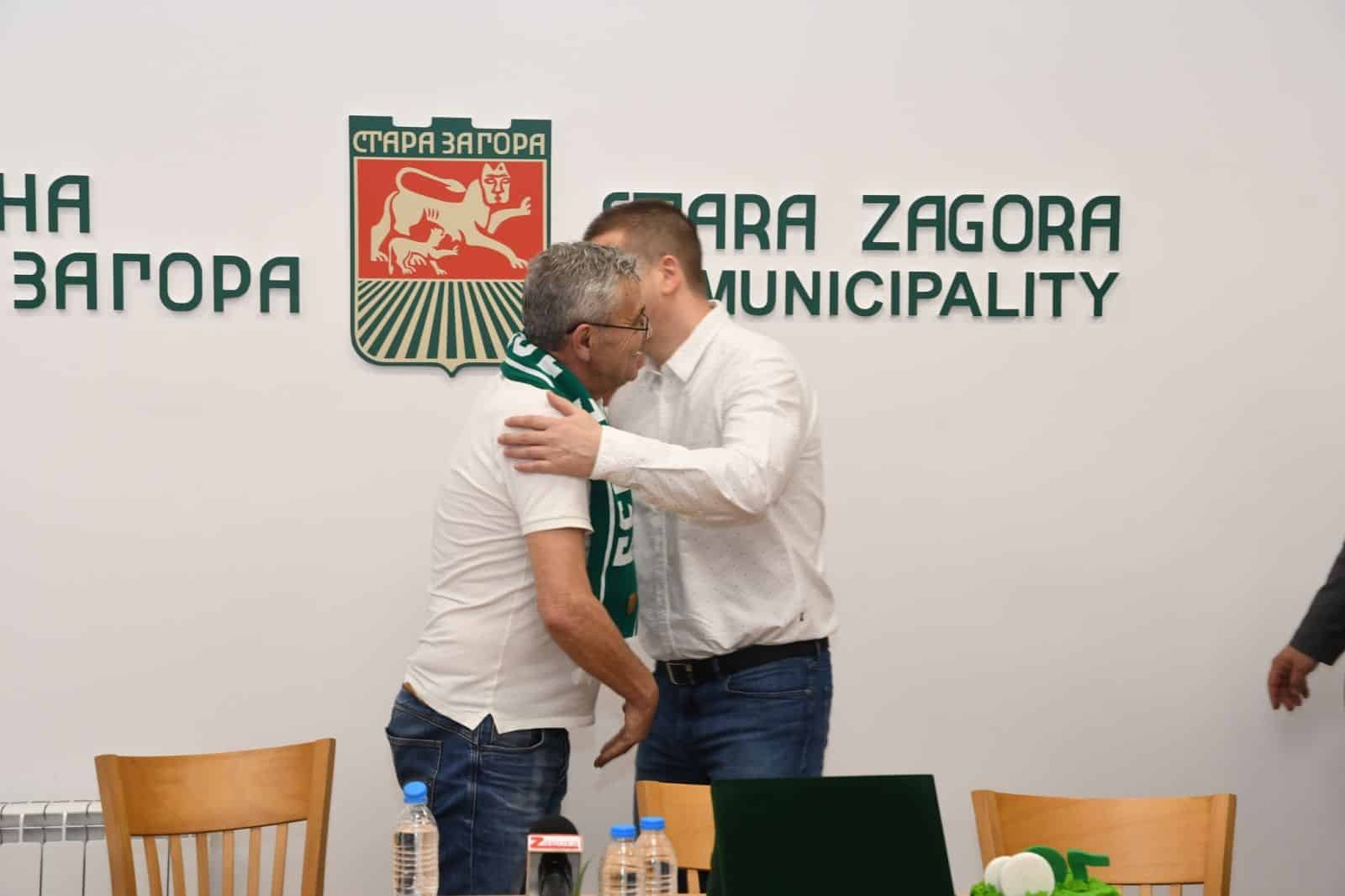 С почетен плакет от Община Стара Загора кметът Живко Тодоров отличи легендата на ПФК „Берое“ Кънчо Кашеров по повод неговия 70-годишен юбилей С почетен плакет от Община Стара Загора кметът Живко Тодоров отличи легендата на ПФК „Берое“ Кънчо Кашеров по повод неговия 70-годишен юбилей