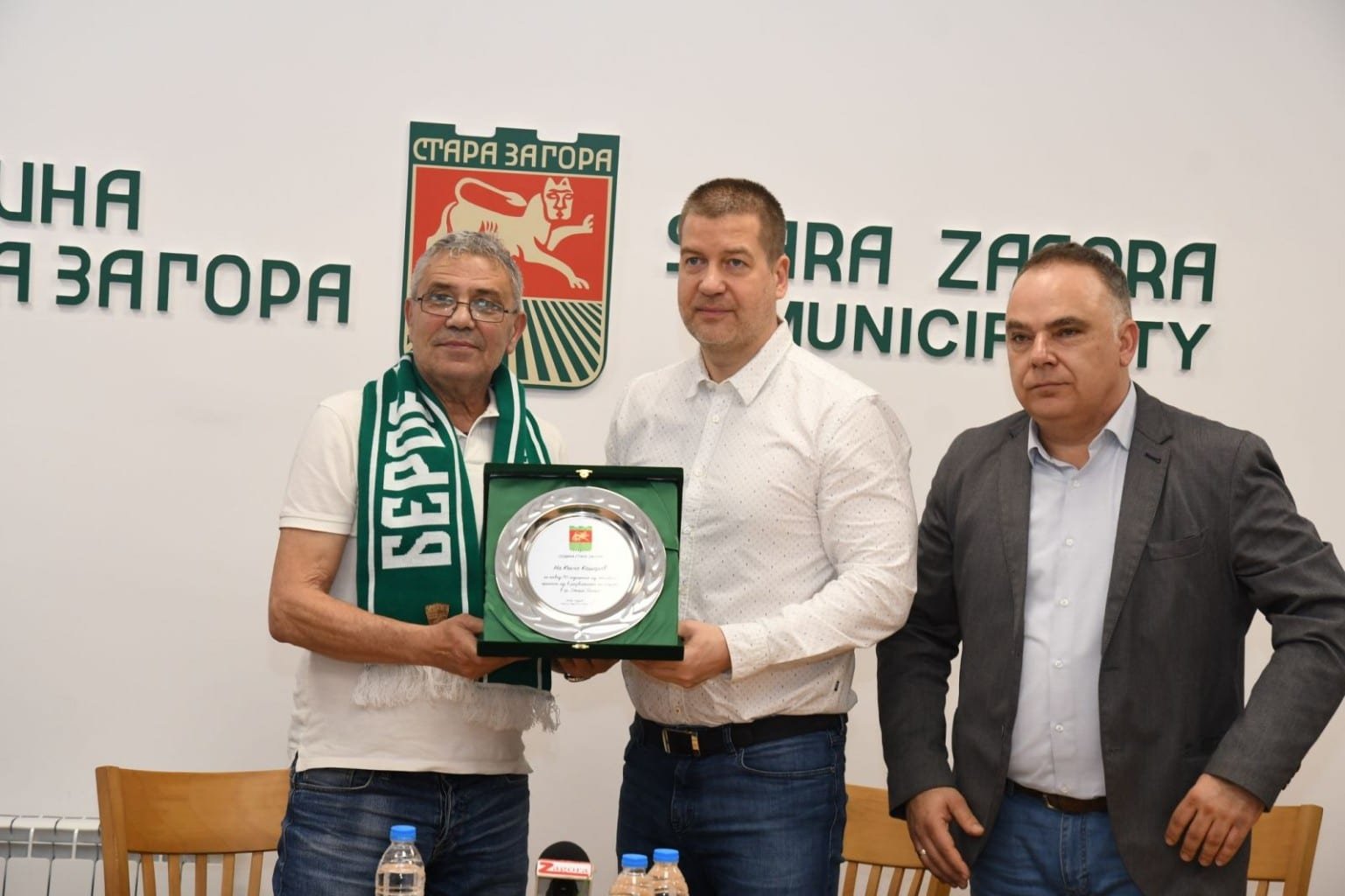 С почетен плакет от Община Стара Загора кметът Живко Тодоров отличи легендата на ПФК „Берое“ Кънчо Кашеров по повод неговия 70-годишен юбилей С почетен плакет от Община Стара Загора кметът Живко Тодоров отличи легендата на ПФК „Берое“ Кънчо Кашеров по повод неговия 70-годишен юбилей