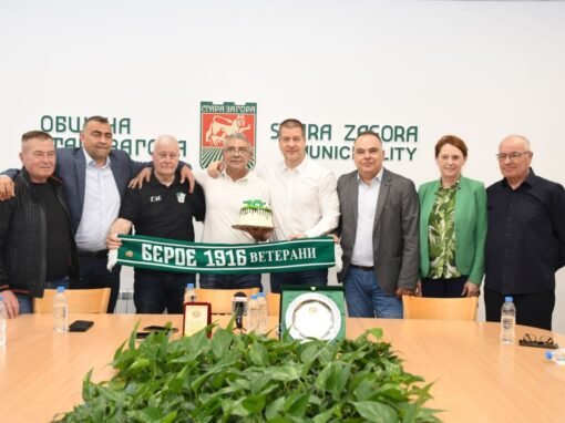 КМЕТЪТ ЖИВКО ТОДОРОВ ВРЪЧИ ПОЧЕТЕН ПЛАКЕТ НА ЛЕГЕНДАТА НА БЕРОЕ КЪНЧО КАШЕРОВ ЗА 70-ИЯ МУ ЮБИЛЕЙ