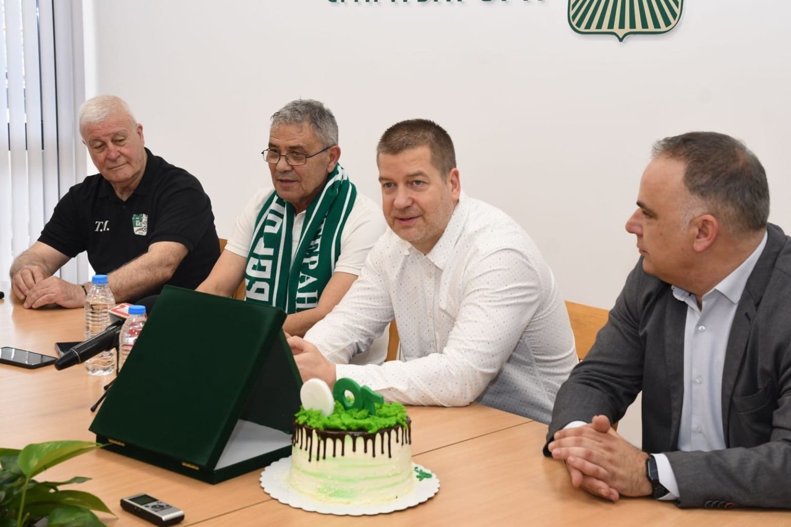 С почетен плакет от Община Стара Загора кметът Живко Тодоров отличи легендата на ПФК „Берое“ Кънчо Кашеров по повод неговия 70-годишен юбилей С почетен плакет от Община Стара Загора кметът Живко Тодоров отличи легендата на ПФК „Берое“ Кънчо Кашеров по повод неговия 70-годишен юбилей