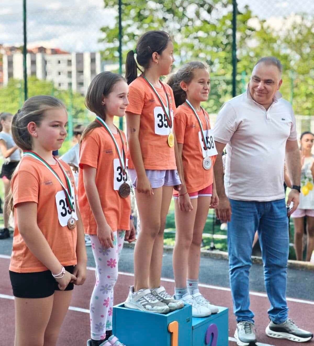 Състезание по лека атлетика, проведено в двора на ОУ „Георги Райчев“ на новоизградената лекоатлетическа писта Състезание по лека атлетика, проведено в двора на ОУ „Георги Райчев“ на новоизградената лекоатлетическа писта