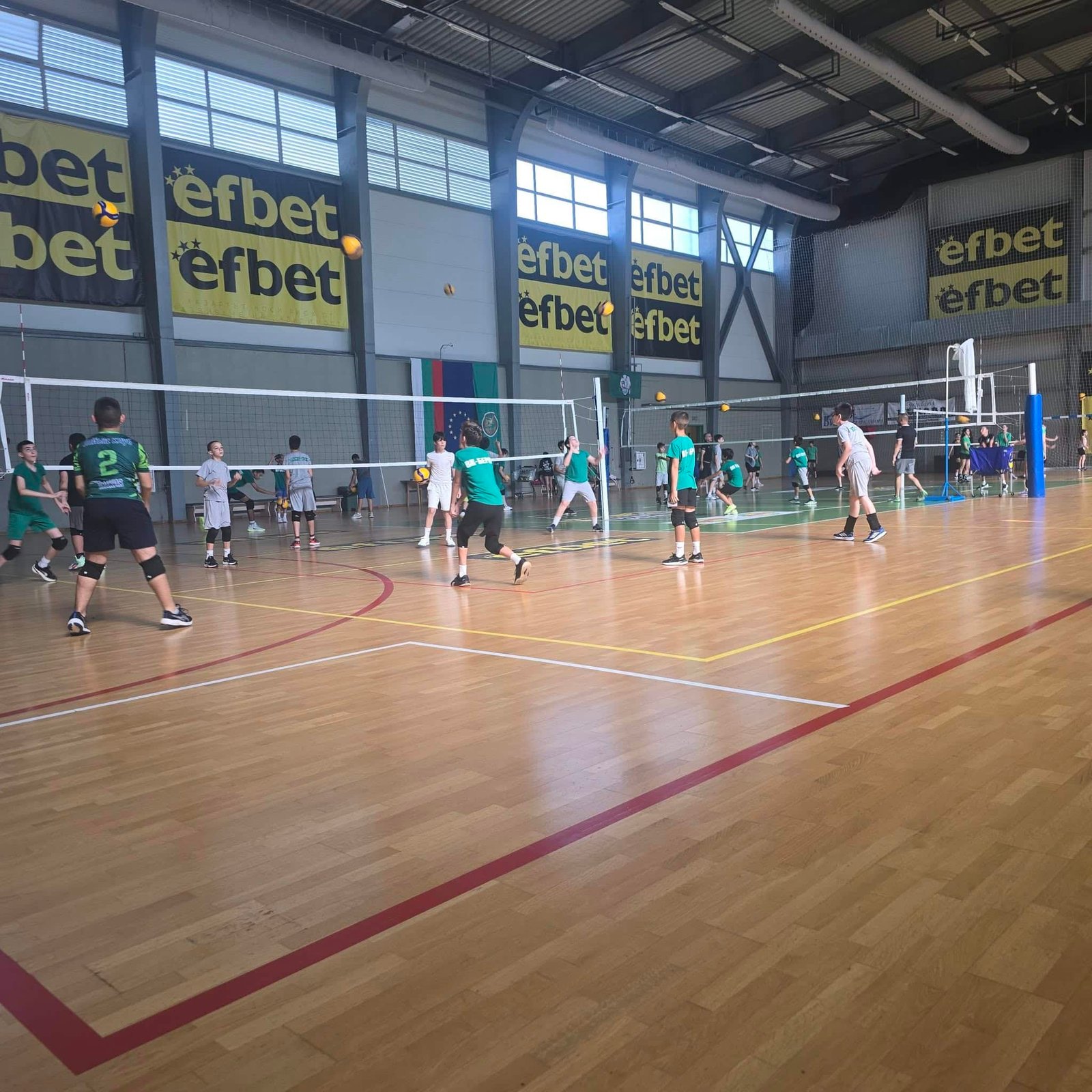 Тренировка на децата от ВК „Берое 2016“ във формат на три мрежи — над 60 деца тренират едновременно.