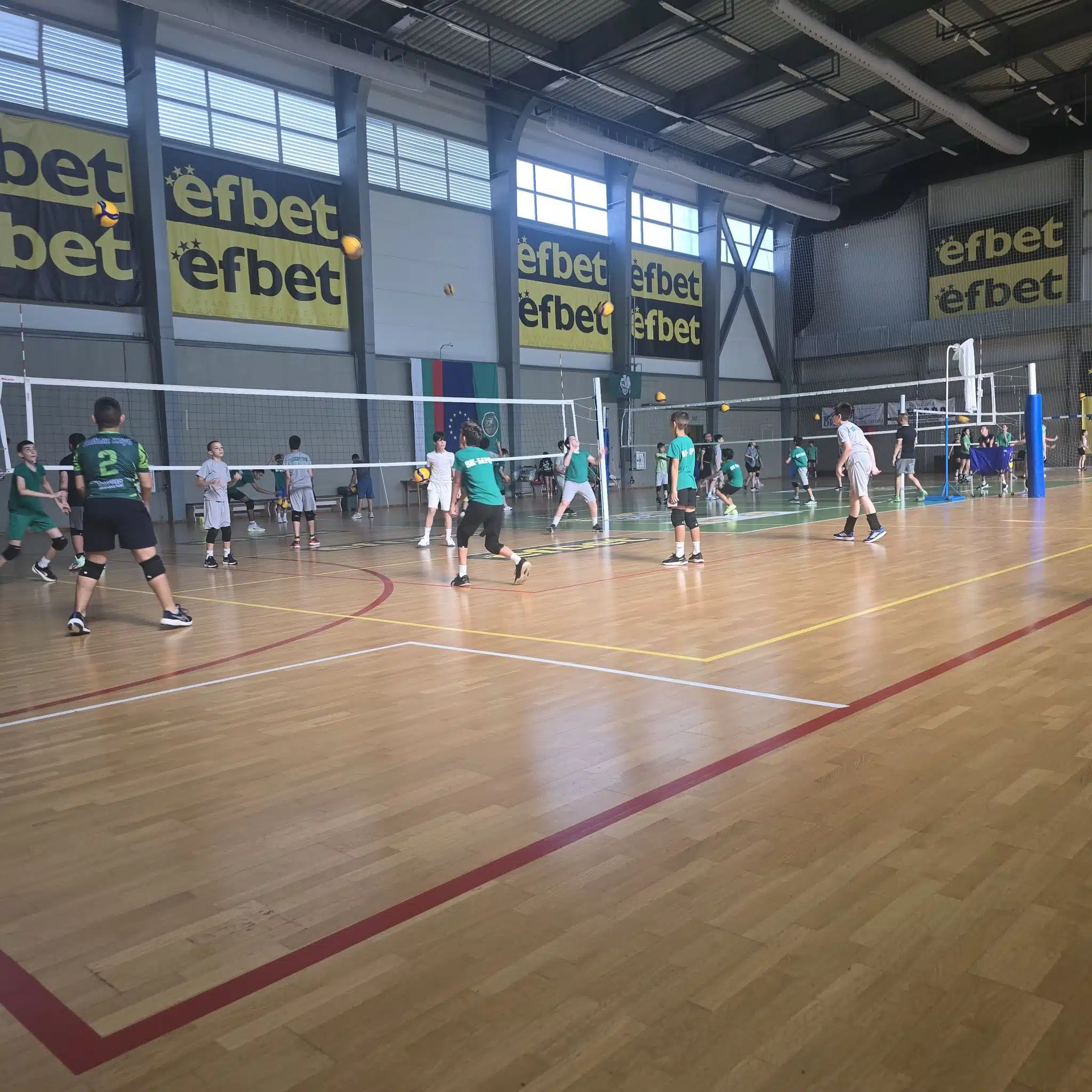 Тренировка на децата от ВК „Берое 2016“ във формат на три мрежи — над 60 деца тренират едновременно.